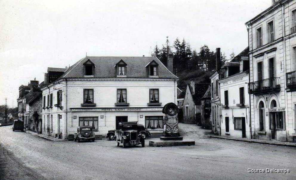 37 Veretz La Place Paul Louis Courier.jpg